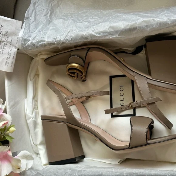 Gucci Women's Beige Heels with Gold Buckles - Picture 6 of 10